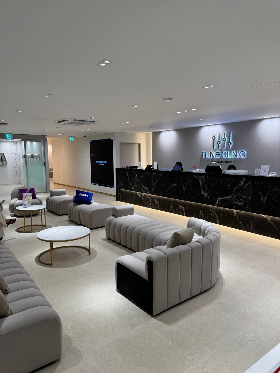 The reception and lounge at Apgujeong Tune Clinic